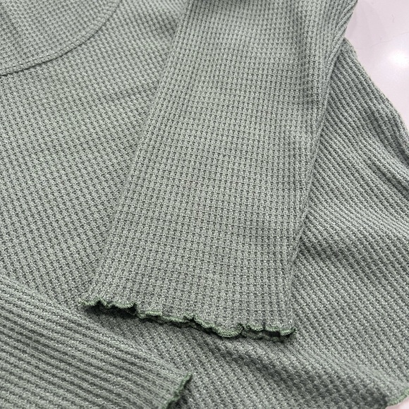 Cropped green AE sweater with scalloped ends. Size xxl - Picture 3 of 3